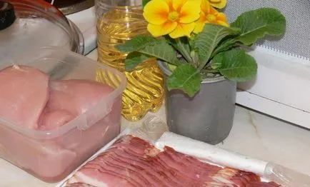 Куряче філе в беконі на сковороді - рецепт з фото