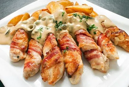 Куряче філе в беконі на сковороді - рецепт з фото