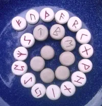 Міфічні коні з крилами, вісьмома ногами і людськими головами