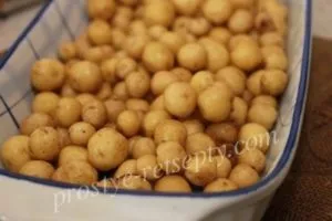 Молода картопля в шкірці, запечений в духовці рецепт з фото крок за кроком (рецепт) Молода картопля в шкірці, запечений в духовці рецепт з фото крок за кроком