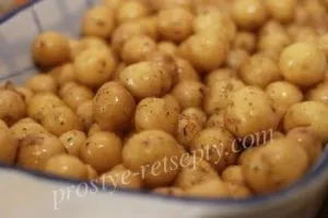 Молода картопля в шкірці, запечений в духовці рецепт з фото крок за кроком (шкірці) Молода картопля в шкірці, запечений в духовці рецепт з фото крок за кроком