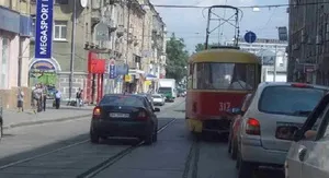 Чи можна їздити по трамвайних коліях пдд пересування автомобіля по шляхах трамвая і особливості (їздити) Чи можна їздити по трамвайних коліях пдд пересування автомобіля по шляхах трамвая і особливості