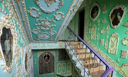 Назад в минуле киянин перетворив свій під'їзд в справжній палац (однієї київських багатоповерхівок) Назад в минуле киянин перетворив свій під'їзд в справжній палац