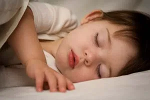 Чому дитина пізно засинає, і що з цим робити молодим батькам