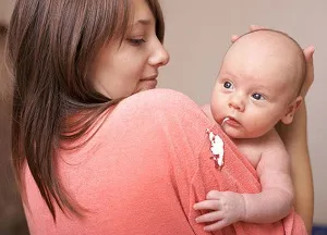 Чому дитина відригує після годування грудним молоком і чи варто турбуватися (дитина) Чому дитина відригує після годування грудним молоком і чи варто турбуватися