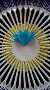 Виріб з пластикових виделок (Зайве відріжте пришити) Виріб з пластикових виделок