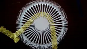 Виріб з пластикових виделок (краю стрічки етап) Виріб з пластикових виделок