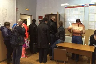 Провела день в черзі в ФМС разом з українцями, які намагаються отримати посвідку на проживання і (день) Провела день в черзі в ФМС разом з українцями, які намагаються отримати посвідку на проживання і