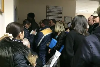 Провела день в черзі в ФМС разом з українцями, які намагаються отримати посвідку на проживання і (які) Провела день в черзі в ФМС разом з українцями, які намагаються отримати посвідку на проживання і