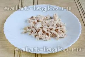 Салат з куркою і зеленим горошком рецепт з огірком солоним і яйцем (яйце) Салат з куркою і зеленим горошком рецепт з огірком солоним і яйцем