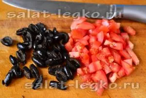Салат з курки з пекінською капустою, помідорами і сиром (олія оливкова) Салат з курки з пекінською капустою, помідорами і сиром