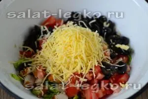 Салат з курки з пекінською капустою, помідорами і сиром (сир) Салат з курки з пекінською капустою, помідорами і сиром
