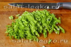 Салат з курки з пекінською капустою, помідорами і сиром (олія оливкова) Салат з курки з пекінською капустою, помідорами і сиром