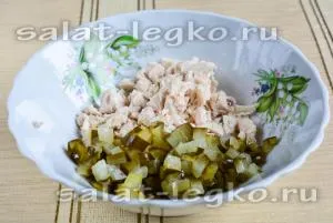 Салат з куркою і зеленим горошком рецепт з огірком солоним і яйцем (салат) Салат з куркою і зеленим горошком рецепт з огірком солоним і яйцем