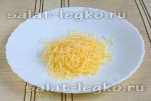 Салат з куркою і зеленим горошком рецепт з огірком солоним і яйцем (сир) Салат з куркою і зеленим горошком рецепт з огірком солоним і яйцем