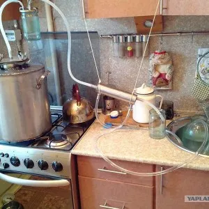 Самогон в соковарці, переділеному в самогонний апарат (апарат) Самогон в соковарці, переділеному в самогонний апарат