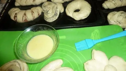 Здобне тісто на булочки на молоці з маком, родзинками, кунжутом, горіхами (здобне) Здобне тісто на булочки на молоці з маком, родзинками, кунжутом, горіхами