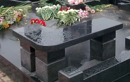 Лавки і столики біля могили (лавки) Лавки і столики біля могили