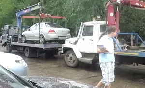 Евакуатор впустив машину, автомобіль (впустив) Евакуатор впустив машину, автомобіль