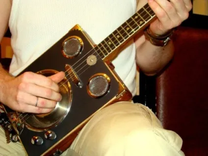 Фестиваль саморобних музичних інструментів - cigar box guitar blues session - (короткий огляд) (саморобні гітари) Фестиваль саморобних музичних інструментів - cigar box guitar blues session - (короткий огляд)