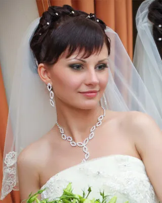 Весільні зачіски з фатою з чубчиком - 24 варіанти оформлення