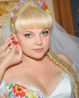 Весільні зачіски з фатою з чубчиком - 24 варіанти оформлення