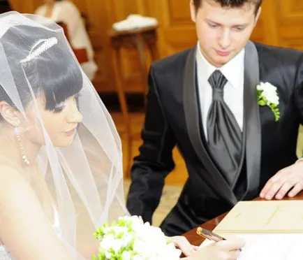 Весільна сукня Бушиній