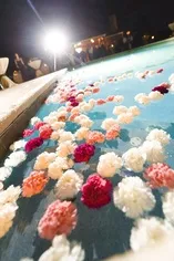 Водні процедури весілля біля басейну