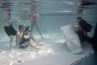 Водні процедури весілля біля басейну