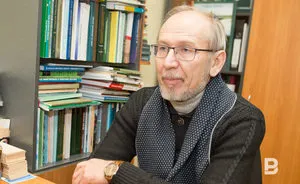 У Казані попрощалися з продюсером ільфаком шігаповим (червоний букет гвоздик) У Казані попрощалися з продюсером ільфаком шігаповим
