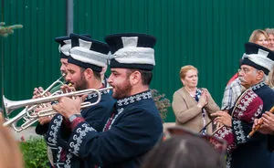 У Казані попрощалися з продюсером ільфаком шігаповим (червоний букет гвоздик) У Казані попрощалися з продюсером ільфаком шігаповим