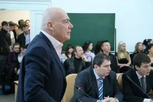 Володимир Познер в нижньому я б запитав бога, як йому не соромно, головний сайт телеведучого Смелаа