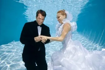 Водні процедури весілля біля басейну