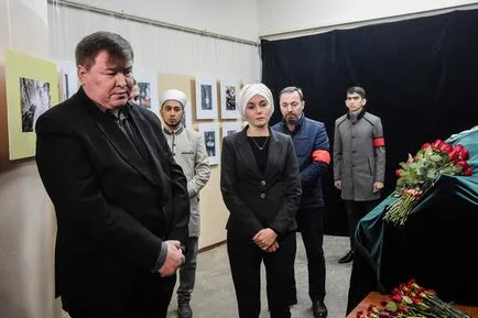 У Казані попрощалися з продюсером ільфаком шігаповим (червоний букет гвоздик) У Казані попрощалися з продюсером ільфаком шігаповим