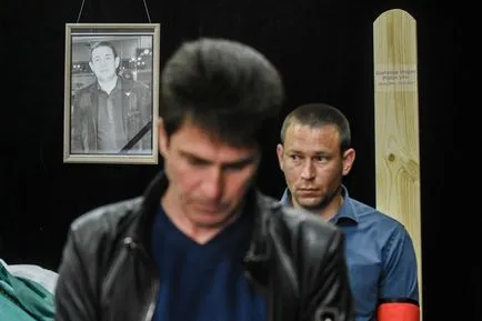 У Казані попрощалися з продюсером ільфаком шігаповим (червоний букет гвоздик) У Казані попрощалися з продюсером ільфаком шігаповим