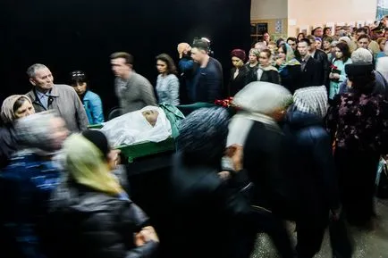 У Казані попрощалися з продюсером ільфаком шігаповим (червоний букет гвоздик) У Казані попрощалися з продюсером ільфаком шігаповим