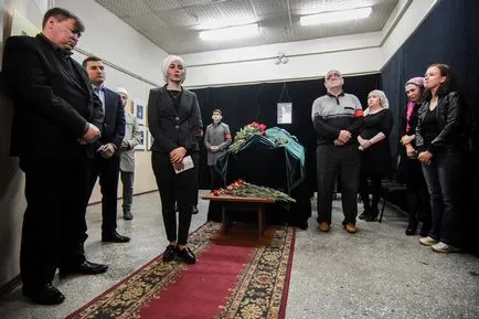У Казані попрощалися з продюсером ільфаком шігаповим (червоний букет гвоздик) У Казані попрощалися з продюсером ільфаком шігаповим