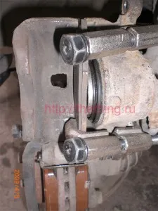 Заміна гальмівних колодок на nissan sunny fb15 (колодок) Заміна гальмівних колодок на nissan sunny fb15
