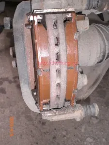 Заміна гальмівних колодок на nissan sunny fb15 (nissan) Заміна гальмівних колодок на nissan sunny fb15