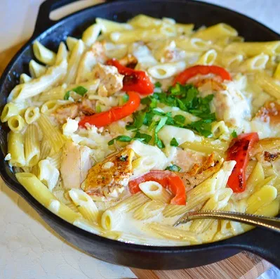 Запечена паста з куркою і соусом Альфредо (куркою) Запечена паста з куркою і соусом Альфредо