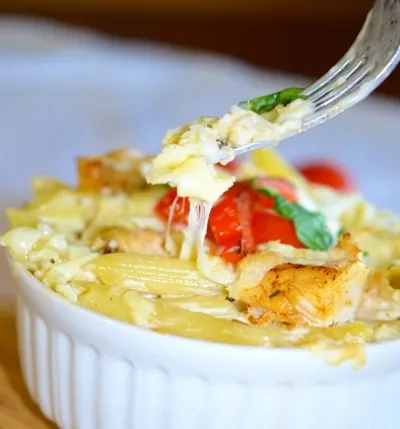 Запечена паста з куркою і соусом Альфредо (куркою) Запечена паста з куркою і соусом Альфредо