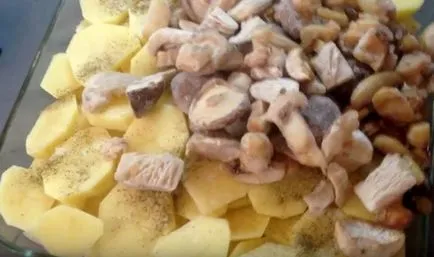 Запечені білі гриби в духовці зі сметаною і сиром, картоплею і м'ясом (духовці) Запечені білі гриби в духовці зі сметаною і сиром, картоплею і м'ясом