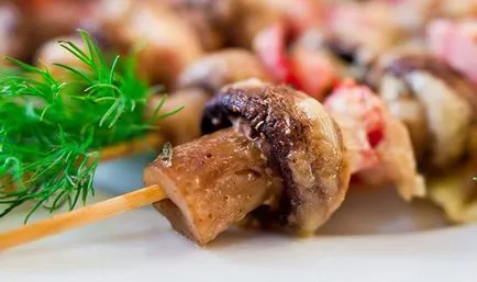 Запечені білі гриби в духовці зі сметаною і сиром, картоплею і м'ясом (сметаною) Запечені білі гриби в духовці зі сметаною і сиром, картоплею і м'ясом