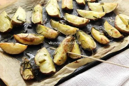 Запечена картопля з розмарином і часником (розмарином) Запечена картопля з розмарином і часником