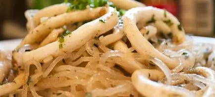 Смажені кальмари - рецепти приготування з цибулею в сметані, в клярі, з грибами до пива (приготування) Смажені кальмари - рецепти приготування з цибулею в сметані, в клярі, з грибами до пива