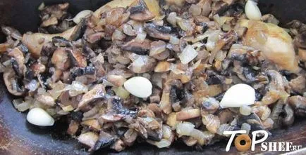 Печеня з куркою грибами і кабачками в сметані (сметані) Печеня з куркою грибами і кабачками в сметані