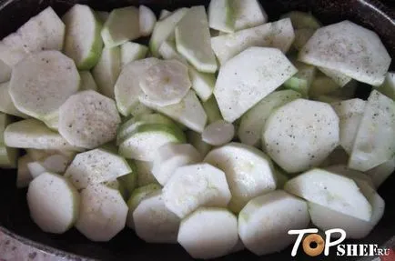 Печеня з куркою грибами і кабачками в сметані (сметані) Печеня з куркою грибами і кабачками в сметані