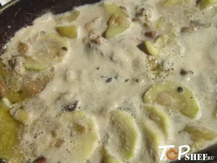 Печеня з куркою грибами і кабачками в сметані (печеня з куркою грибами) Печеня з куркою грибами і кабачками в сметані