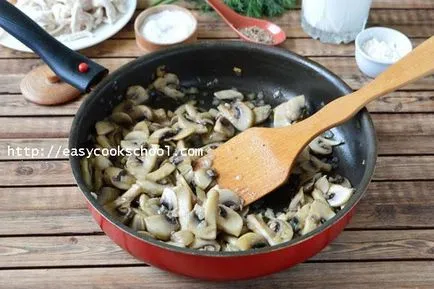 Жульєн в булочці з куркою і грибами, легкі рецепти (куркою) Жульєн в булочці з куркою і грибами, легкі рецепти