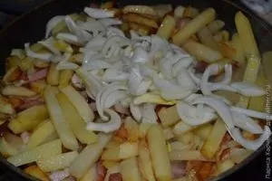 Ароматна картопля з цибулею і беконом (цибулею) Ароматна картопля з цибулею і беконом